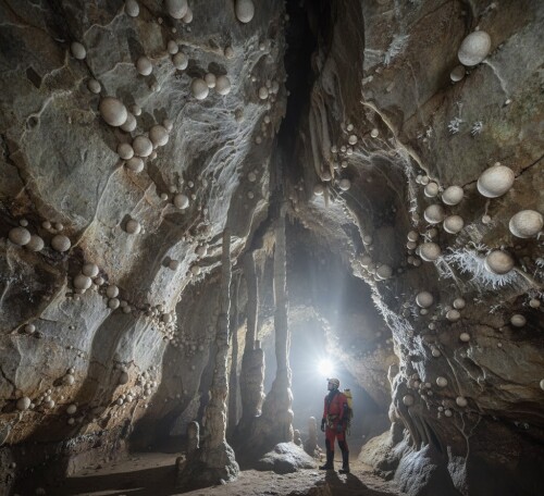 tausoare-cave-pestera-tausoare-spheres-and-crystals-rodna-mountains.jpg