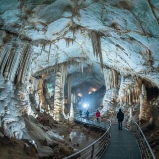valea-cetatii-cave-interior-rasnov-tourism
