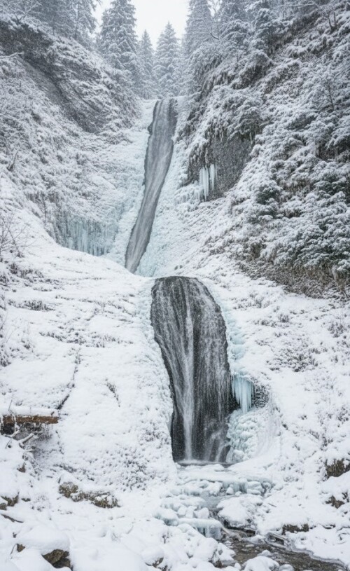 duruitoarea-waterfall-ceahlau-romania-winter.jpg