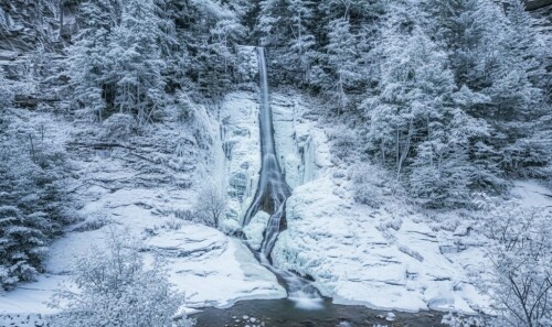 The-Hanging-Water-Waterfall-cascada-apa-spanzurata-winter-frozen-romania.jpg