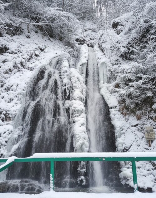 frozen-cascada-urlatoarea-waterfall-busteni-winter-romania.jpg