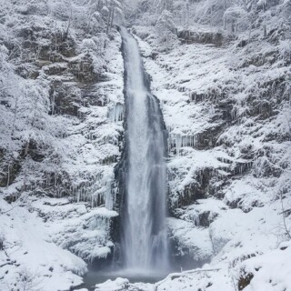 Cascada-Scorusu-Waterfall-in-Winter-Embrace-Romania