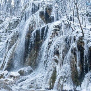 cascada-beusnita-waterfall-winter-frozen-romania