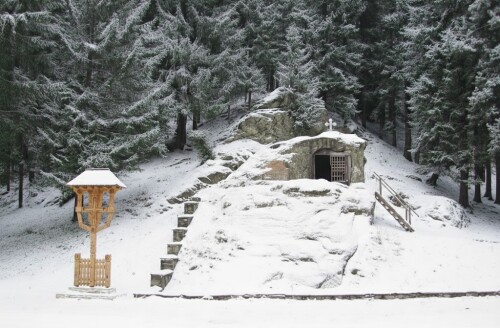 cave-of-daniel-the-hermit-winter-bukovina-Chilia-lui-Daniil-Sihastrul.jpg