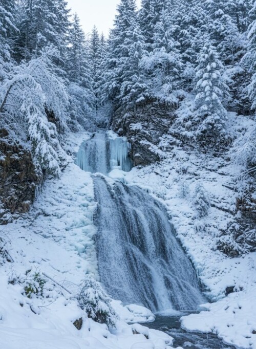 frozen-rachitele-waterfall-winter-bridal-veil-romania.jpg