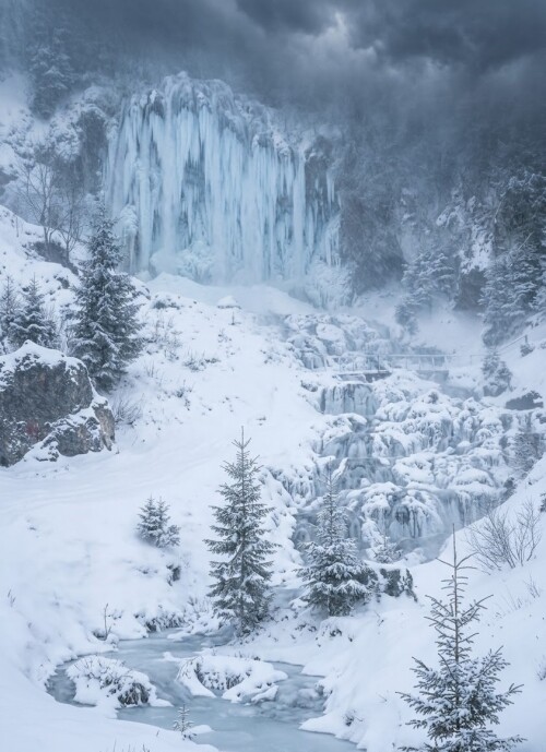 cascada-pisoaia-waterfall-frozen-winter-blizzard-romania.jpg