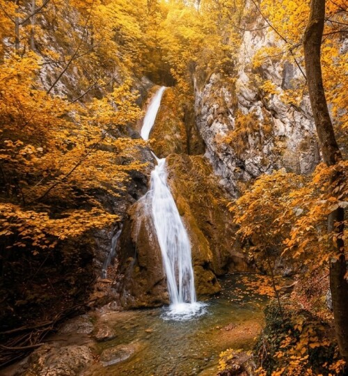 cascada-susara-waterfall-autumn-colors-locvei-mountains-romania.jpg
