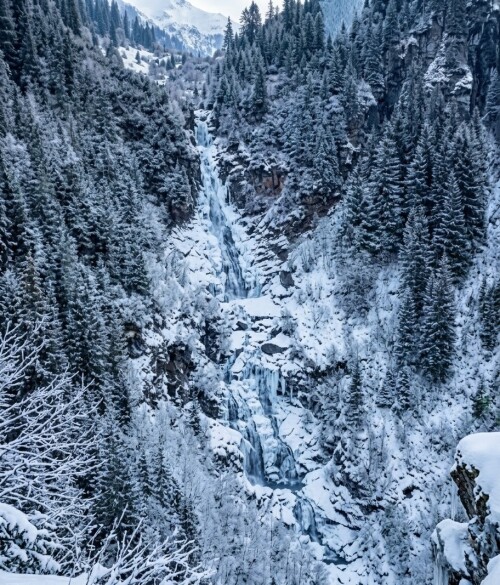 cascada-scurtele-waterfall-winter-baiului-mountains-romania.jpg